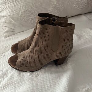 Toms Zippered Tan Ankle Boots